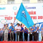 Trao cờ lệnh khởi động Chương trình "Tiếp sức mùa thi" năm 2017